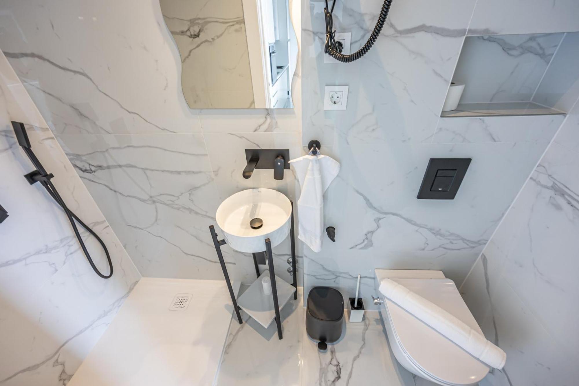Luxury Apartment *