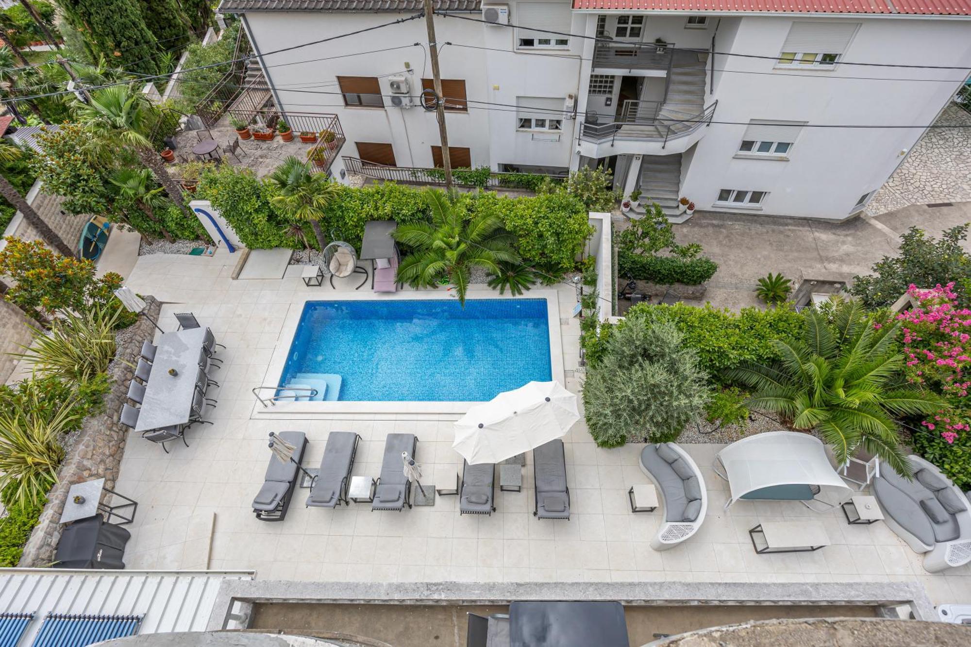 Luxury Apartment *